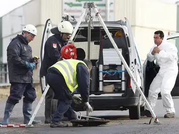 La Policía busca en alcantarillas pistas sobre los niños de Córdoba La Policía busca en alcantarillas pistas sobre los niños de Córdoba