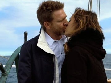 El capitán y Julia se besan