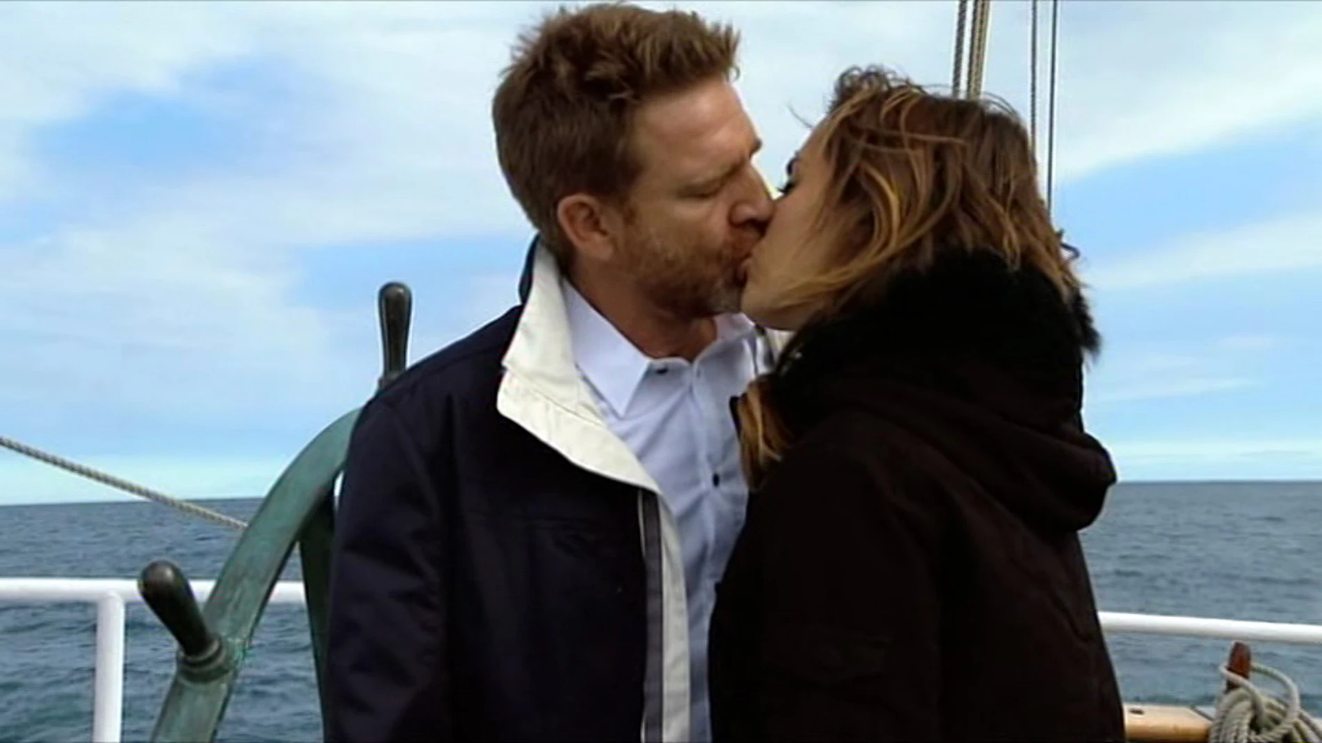 El capitán y Julia se besan
