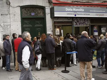 Colas en la administración de Loterías de Doña Manolita Colas en la administración de Loterías de Doña Manolita