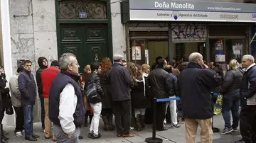 Colas en la administración de Loterías de Doña Manolita Colas en la administración de Loterías de Doña Manolita