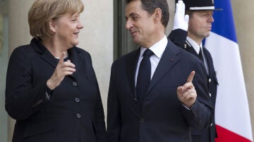 Merkel y Sarkozy, en la reunión de París