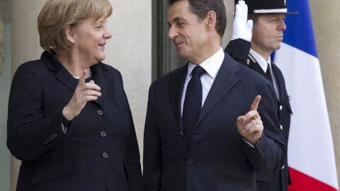 Merkel y Sarkozy, en la reuni&oacute;n de Par&iacute;s