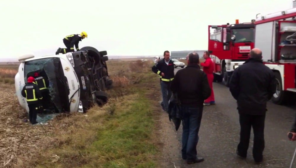 15 heridos tras el vuelco de un autobús con 26 personas en Huerta