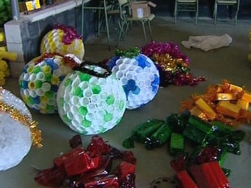 Adornos navideños fabricados con material de reciclaje Adornos navideños fabricados con material de reciclaje
