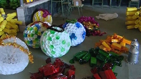 Adornos navide&ntilde;os fabricados con material de reciclaje