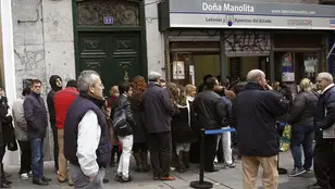 Colas en la administración de Loterías de Doña Manolita
