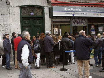 Colas en la administración de Loterías de Doña Manolita