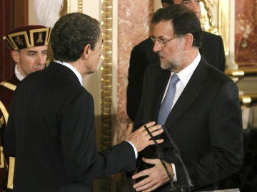 Zapatero y Rajoy conversan en el Día de la Constitución