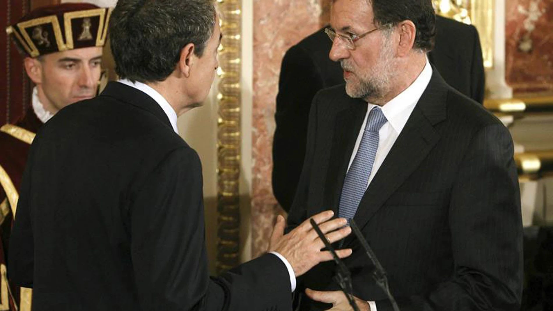 Zapatero y Rajoy conversan en el Día de la Constitución Zapatero y Rajoy conversan en el Día de la Constitución