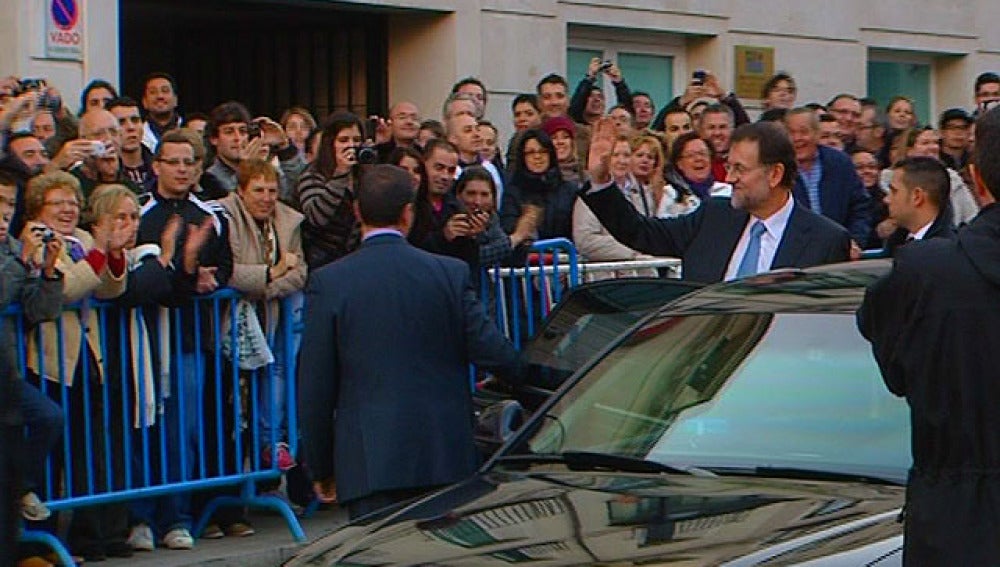 Mariano Rajoy saluda a las personas congregadas en San Jerónimo