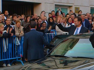 Mariano Rajoy saluda a las personas congregadas en San Jerónimo