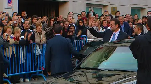 Mariano Rajoy saluda a las personas congregadas en San Jerónimo Mariano Rajoy saluda a las personas congregadas en San Jerónimo