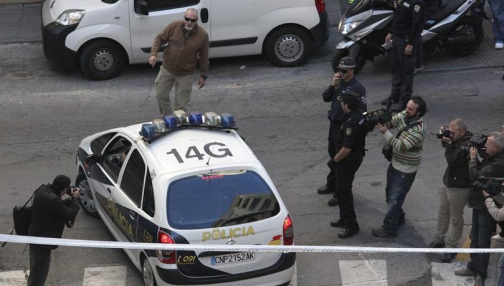 Un coche policial traslada al presunto asesino de una joven