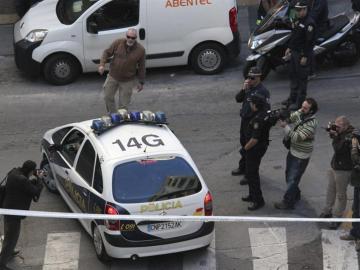 Un coche policial traslada al presunto asesino de una joven