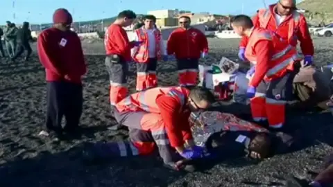 La llegada de otros 46 inmigrantes a nado vuelve a colapsar el CETI de Ceuta La llegada de otros 46 inmigrantes a nado vuelve a colapsar el CETI de Ceuta