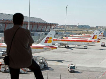 Un pasajero en la T4 del aeropuerto de Madrid-Barajas