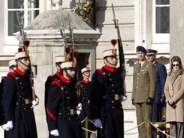 Los príncipes presiden el cambio de Guardia en el Palacio Real