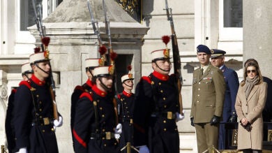 Los príncipes de Asturias presiden el cambio de Guardia en el palacio Real