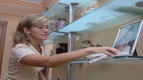 Una mujer trabajando en el hogar