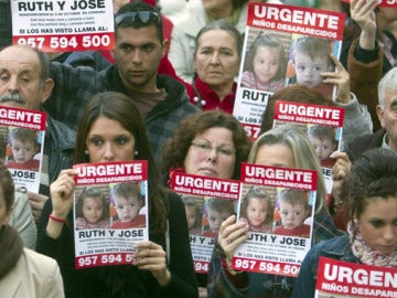 Concentración en memoria de Ruth y José tras dos meses desaparecidos Concentración en memoria de Ruth y José tras dos meses desaparecidos