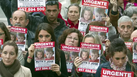 Concentración en memoria de Ruth y José tras dos meses desaparecidos Concentración en memoria de Ruth y José tras dos meses desaparecidos