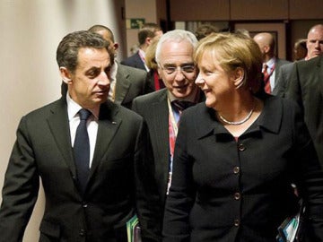 Merkel y Sarkozy durante la cumbre de la UE