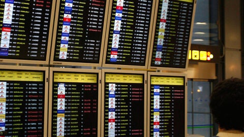 Un pasajero consulta la lista de vuelos en Barajas