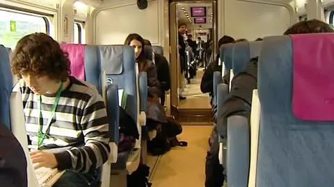 Galicia inaugura los primeros 150 kilómetros de su AVE Galicia inaugura los primeros 150 kilómetros de su AVE