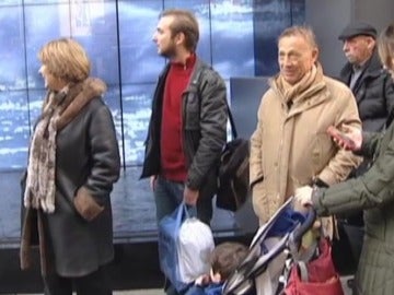 Una familia de turistas pasea por las calles de Nueva York Una familia de turistas pasea por las calles de Nueva York