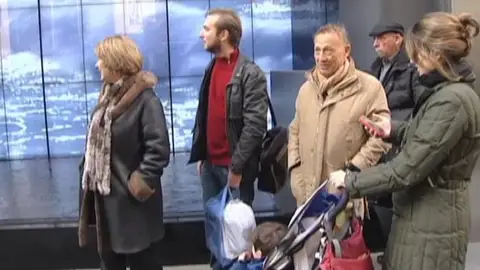 Una familia de turistas pasea por las calles de Nueva York Una familia de turistas pasea por las calles de Nueva York