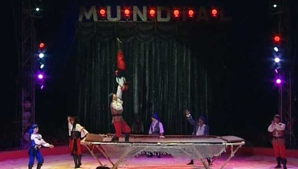 Una trapecista del Circo Mundial de Madrid cae sobre el público