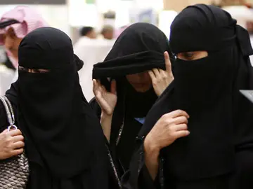Mujeres saudíes pasean por la calle Mujeres saudíes pasean por la calle