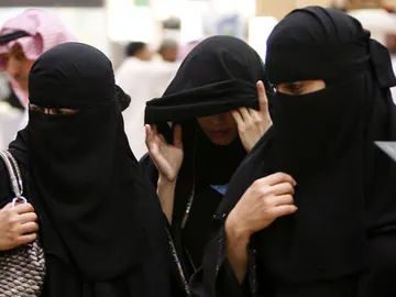 Mujeres saudíes pasean por la calle Mujeres saudíes pasean por la calle
