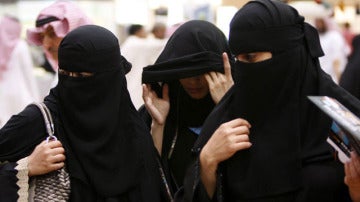 Mujeres saudíes pasean por la calle
