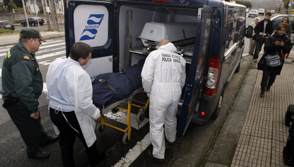 La Policía retira el cuerpo de la fallecida en Barral, A Coruña