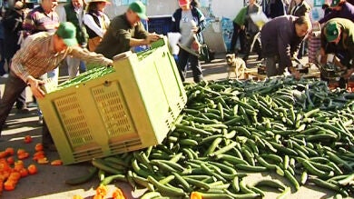 Decenas de agricultores arrojan hortalizas a la puerta de un supermercado alemán