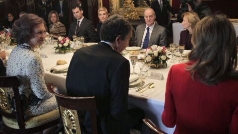 Comida del antiguo Gobierno con los reyes
