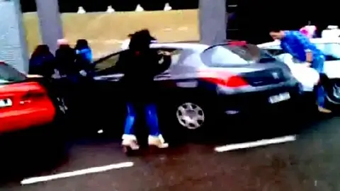 Pelea multitudinaria a plena luz del día en una zona de copas de Burgos Pelea multitudinaria a plena luz del día en una zona de copas de Burgos