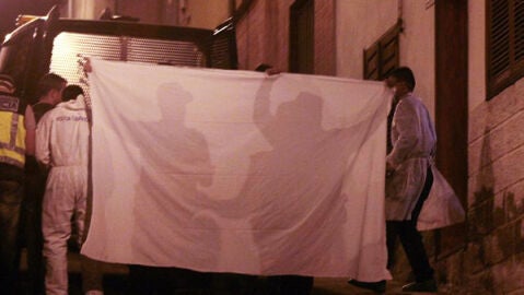 Traslado de uno de los cuerpos de los dos menores encontrados muertos en Tenerife. 