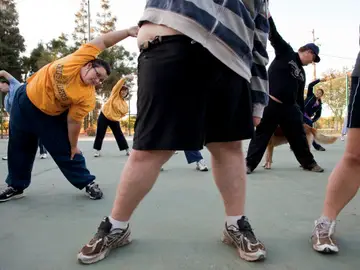 Chicos obesos haciendo ejercicio Chicos obesos haciendo ejercicio