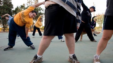 Chicos obesos haciendo ejercicio