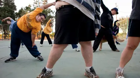 Chicos obesos haciendo ejercicio Chicos obesos haciendo ejercicio