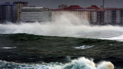 La costa de A Coru&ntilde;a, entre las playas de Riazor y Orz&aacute;n