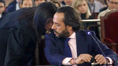 'El Bigotes' charla con su abogada 'El Bigotes' charla con su abogada