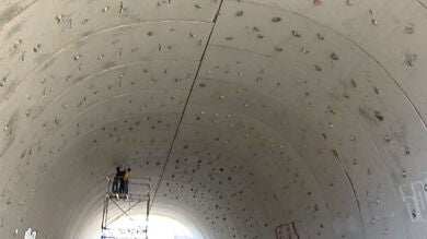 Acondicionan un túnel como rocódromo para practicar escalada en Telde