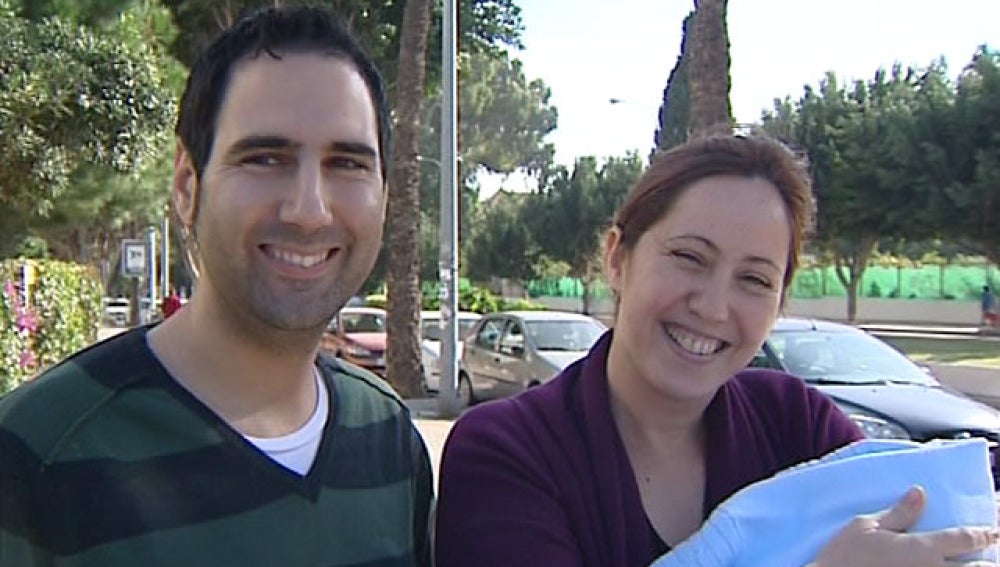 La feliz pareja con el pequeño Iker