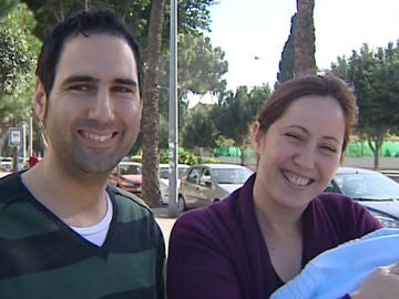 La feliz pareja con el pequeño Iker La feliz pareja con el pequeño Iker