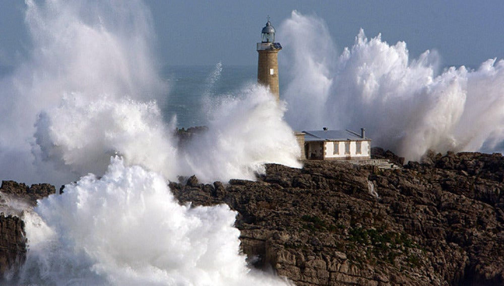 El faro de la isla de Mouro, en Santander