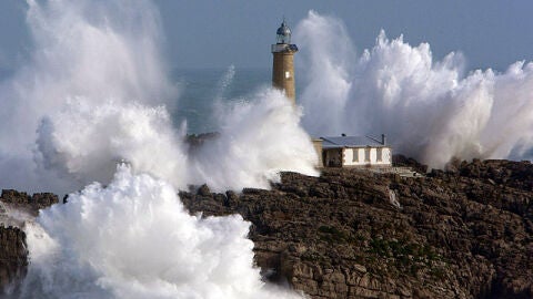El faro de la isla de Mouro, en Santander